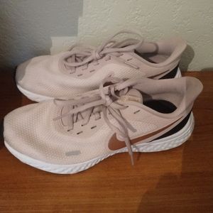 Nike Revolution 5 Rose Gold Running Shoes Sneakers Athleisure 7.5
